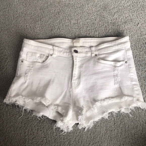 2/20$ WHITE DISTRESSED JEAN SHORTS